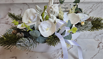 Sírdísz - Élethű megjelenés, angyalkás sírdísz. Beszúró táblával, 30*18cm nagyságú termék.